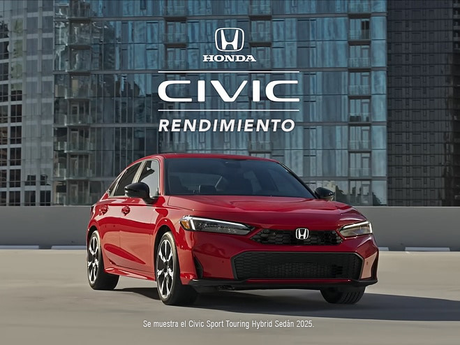 Vista delantera de 3/4 del Honda Civic Sedán Sport Touring Hybrid 2025 en Rallye Red estacionado en una terraza con el logotipo de Civic Performance superpuesto (sedán compacto)