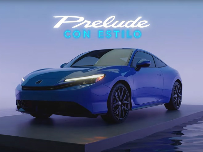 Vista frontal estática de 3/4 del Honda Prelude 2027 en una sala de exposición (coupé híbrido cautivante).